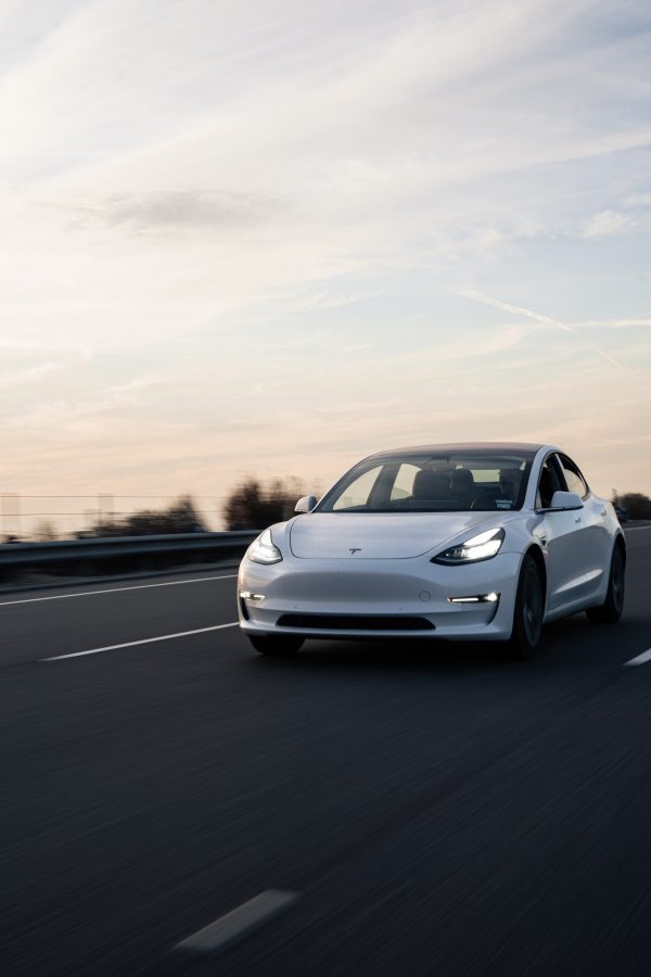 Tesla blanche sur route