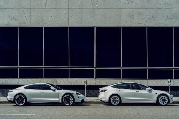 Porsche Taycan et Tesla