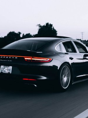 Porsche noire en circulation
