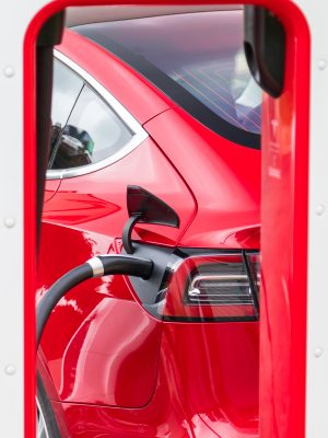 Tesla rouge en rechargement