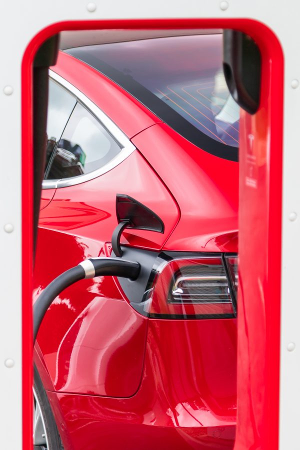 Tesla rouge en rechargement