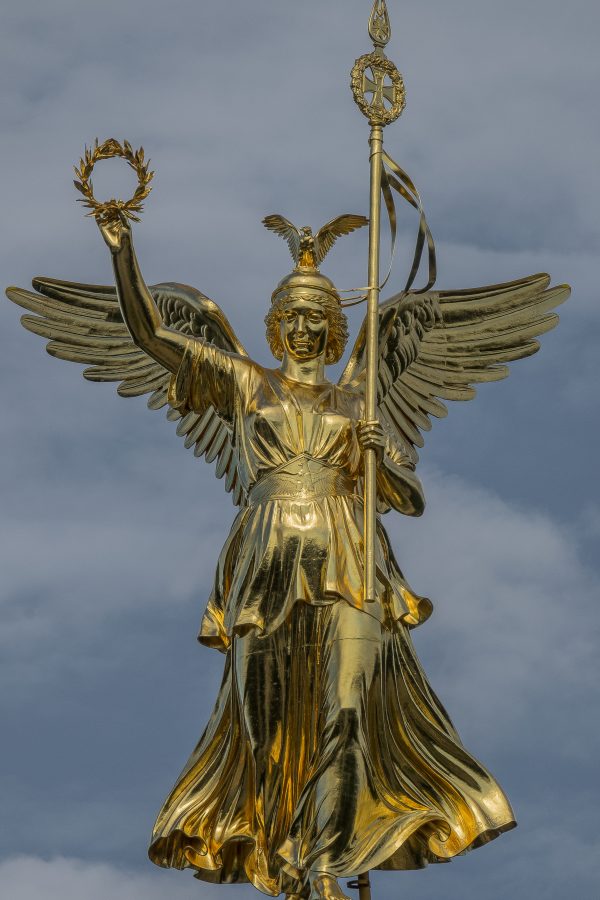Statue d'un ange doré