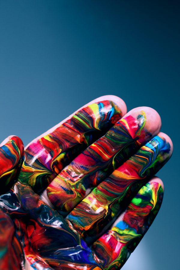 Peinture d'une main multicolore