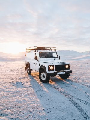 Land rover blanc dans la neige