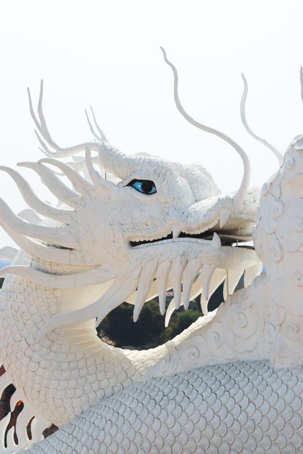 Géante statue d'un dragon blanc