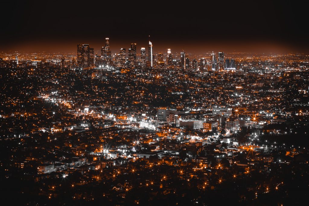 Vue aérienne d'une ville de nuit