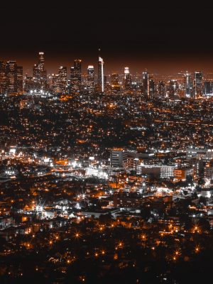 Vue aérienne d'une ville de nuit