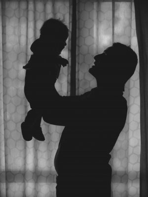 Silhouette d'un père et son enfant