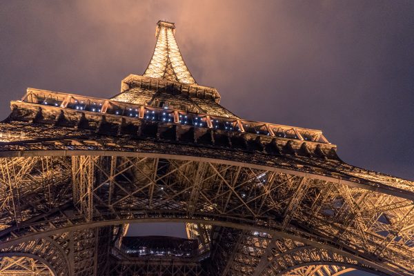 Tour Eiffel en contre-plongée