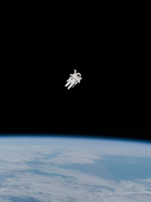 Astronaute en combinaison dans l'espace