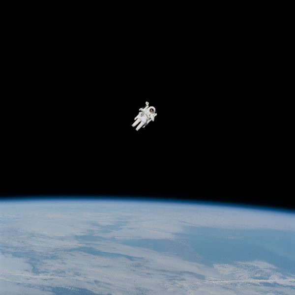 Astronaute en combinaison dans l'espace