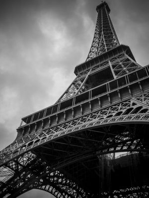 Tour Eiffel en noir et blanc vue du dessous