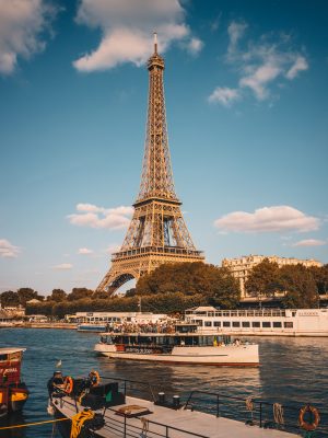 Tour Eiffel au bord de la seine