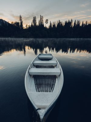 Barque blanche sur un lac