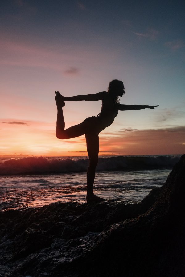 Silhouette d'une femme faisant du yoga