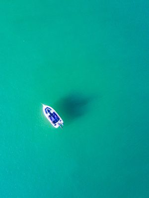 Photographie aérienne d'un voilier blanc