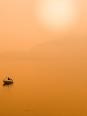 Silhouette d'une personne dans un bateau