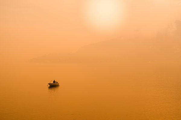 Silhouette d'une personne dans un bateau