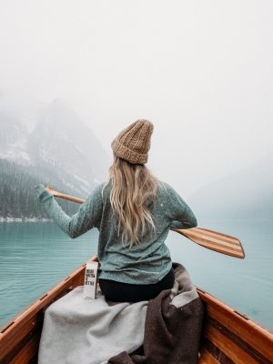 Femme assise dans un bateau en bois