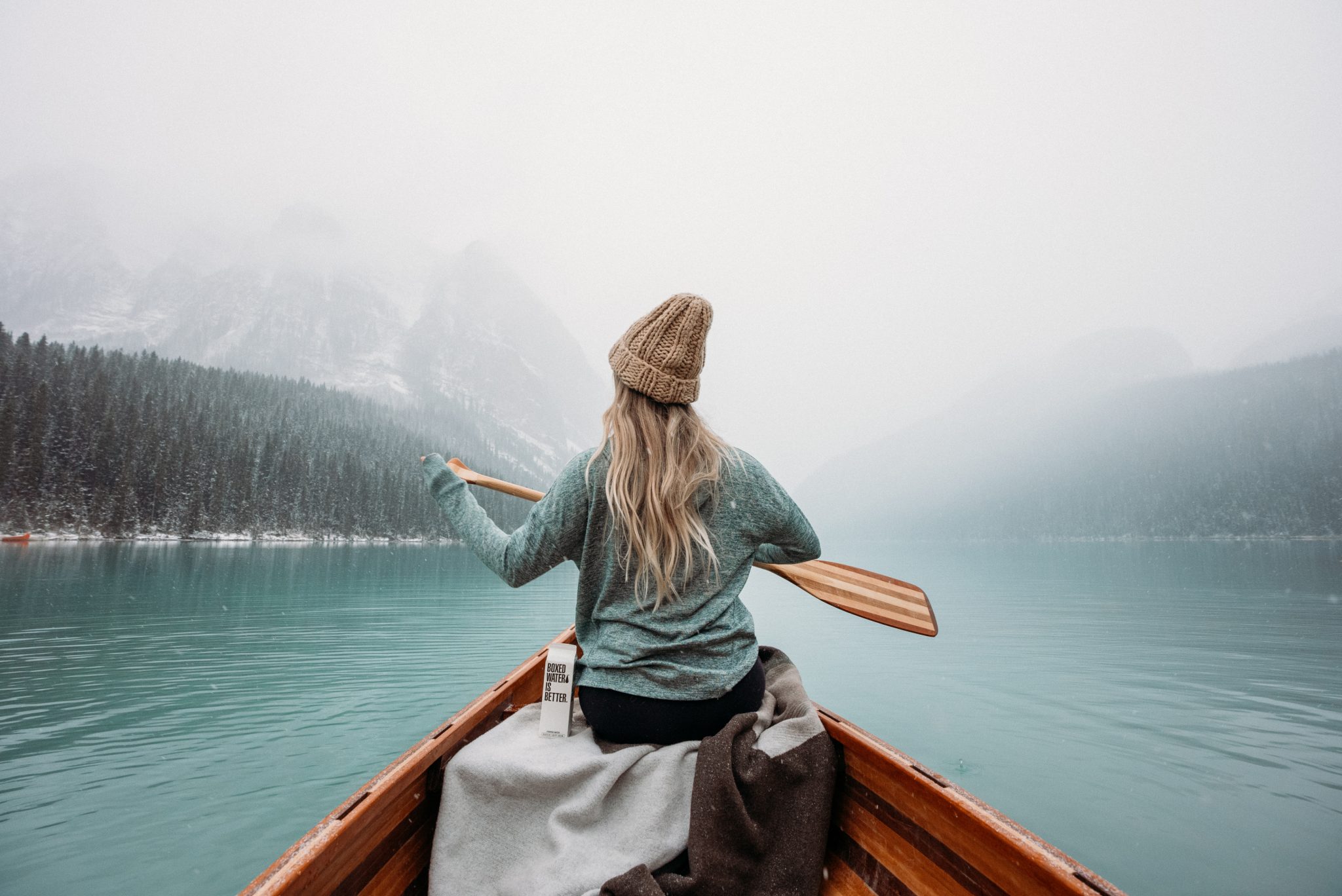 Femme assise dans un bateau en bois