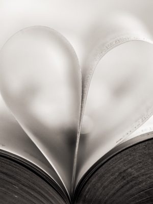 Page de livre en forme de cœur