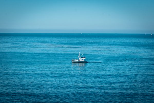 Bateau de pêche sous un ciel bleu