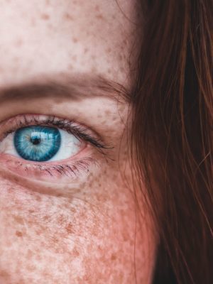 Oeil bleu d'une personne