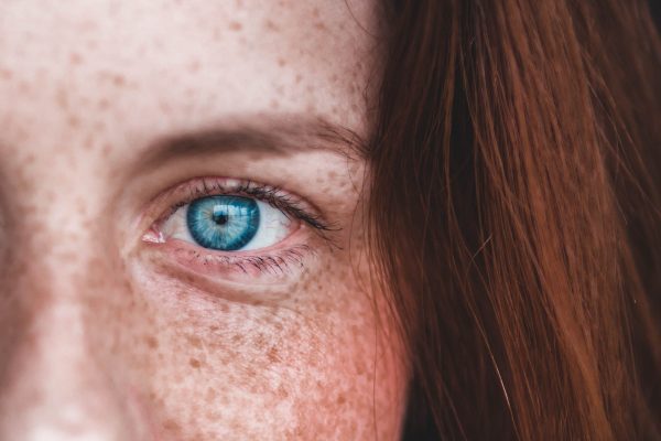 Oeil bleu d'une personne