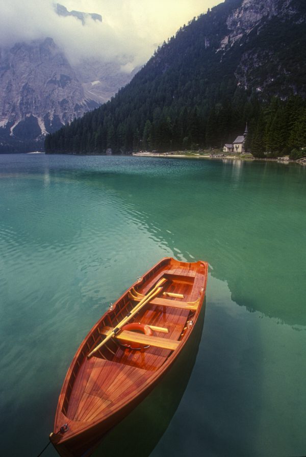 Barque en bois brun sur un plan d'eau