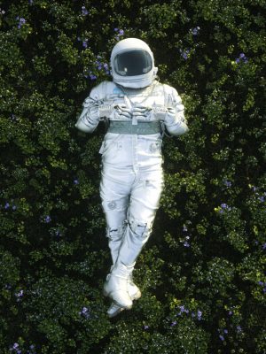 Astronaute allongé dans l'herbe