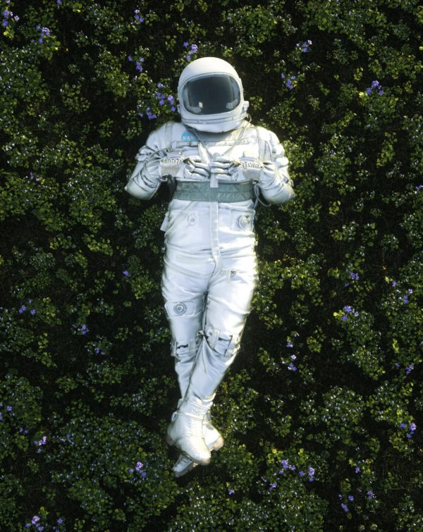 Astronaute allongé dans l'herbe