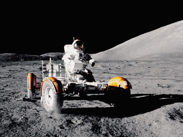 Astronaute en rover sur la lune