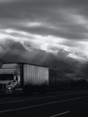 Camion sur la route en noir et blanc