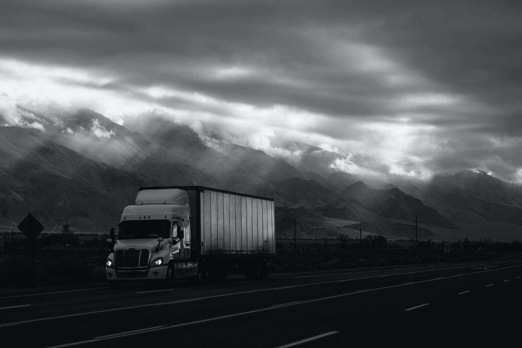 Camion sur la route en noir et blanc