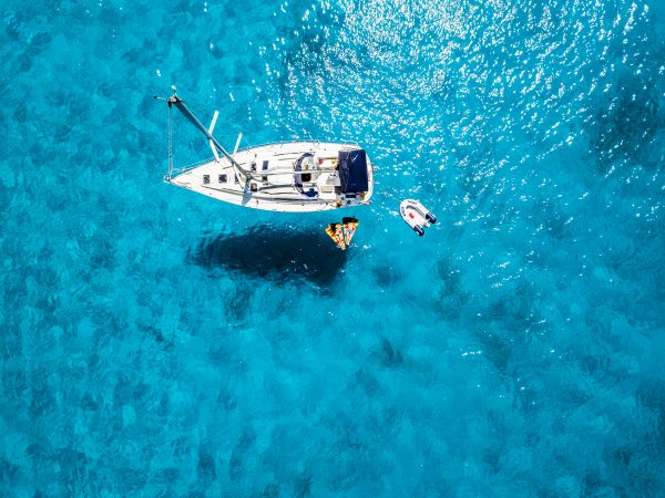 Yacht blanc au milieu de la mer bleue