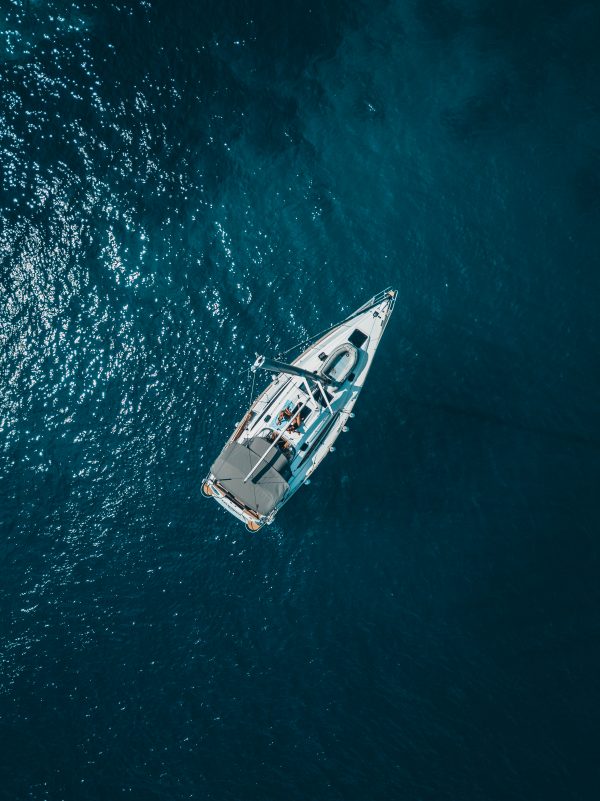 Vue aérienne d'un bateau blanc