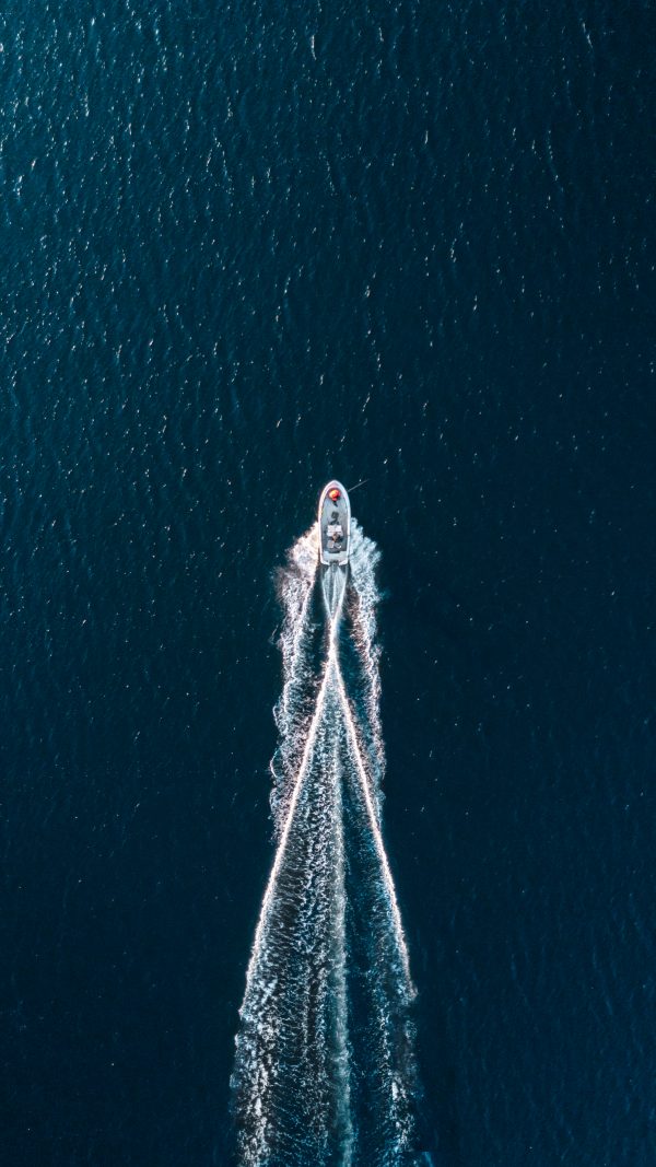 Photographie aérienne d'un bateau à moteur