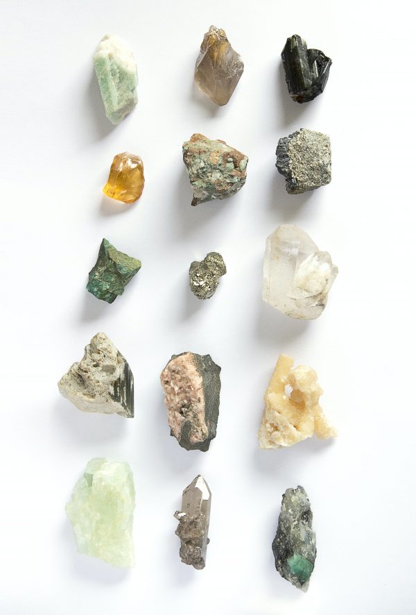 Un groupe de rochers sur une surface blanche