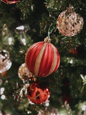Un arbre de Noël avec des ornements