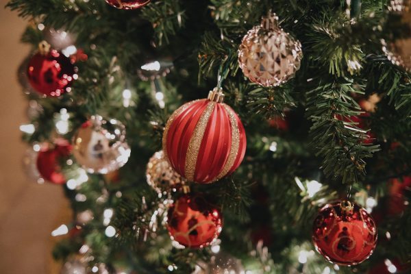 Un arbre de Noël avec des ornements