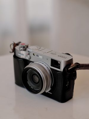 Un appareil photo avec un étui en cuir