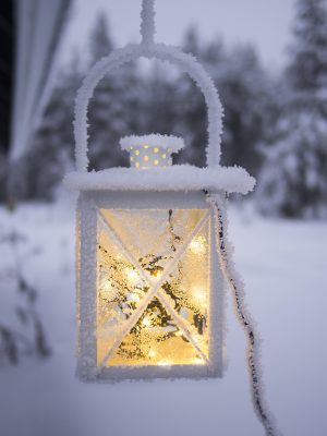broderie diamant Une lanterne avec une lumière à l'intérieur et de la neige dessus