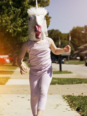 broderie diamant Un enfant portant un masque de cheval