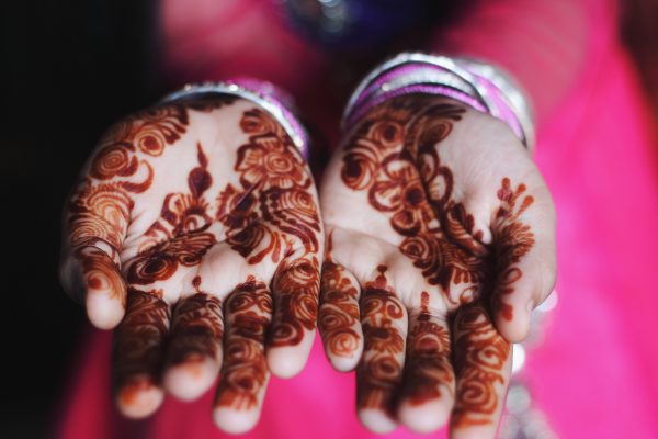 broderie diamant Une main avec des motifs au henné