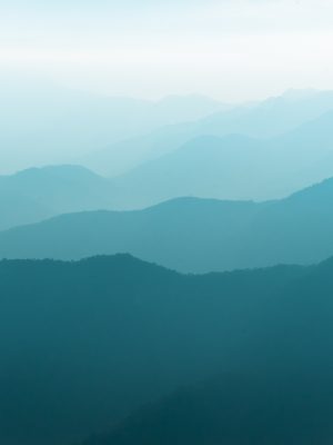 broderie diamant Une montagne bleue avec du brouillard