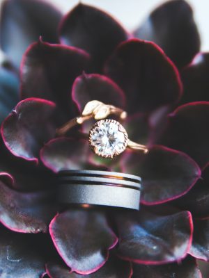 broderie diamant Un anneau sur une fleur