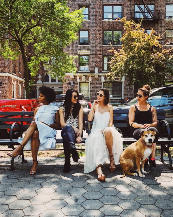 broderie diamant Un groupe de femmes assises sur un banc avec un chien