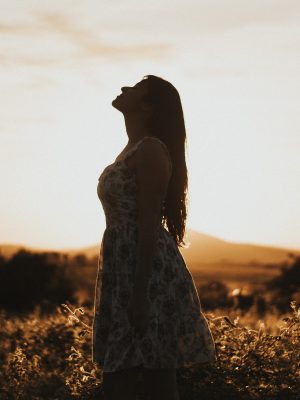 broderie diamant Silhouette d'une femme en robe debout dans un champ