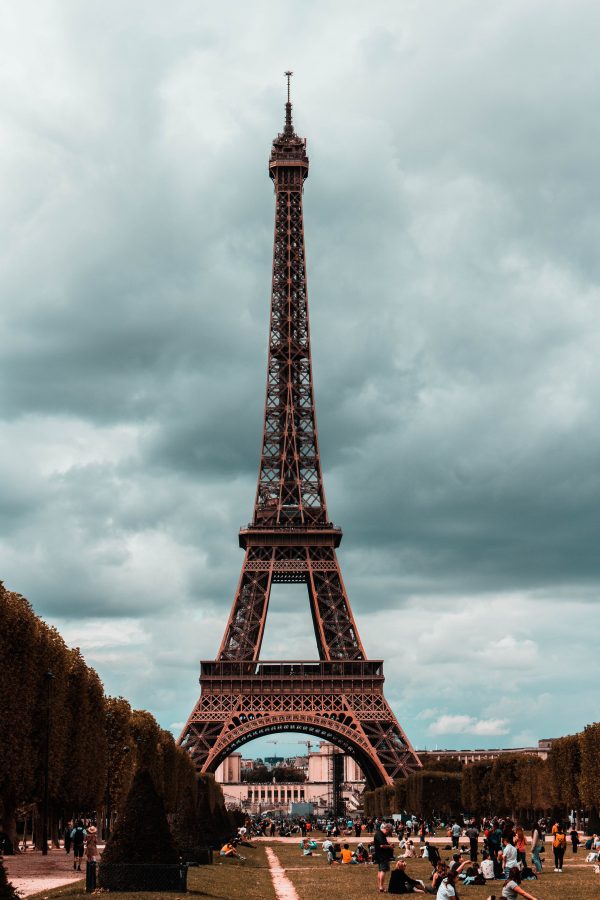 broderie diamant Une grande tour métallique avec des arbres et un ciel nuageux avec la Tour Eiffel en arrière-plan