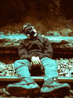 broderie diamant Un homme portant un masque à gaz assis sur une voie ferrée
